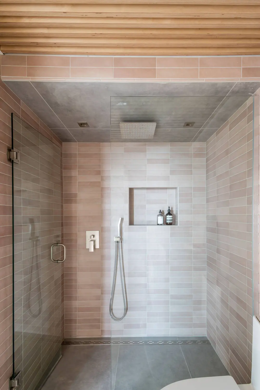 salle de bain rose plafond lattes en bois salle de bain rose plafond lattes en bois
