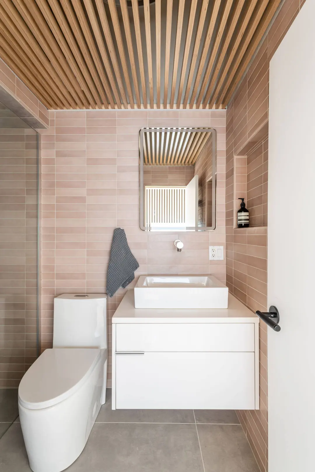 salle de bain rose plafond lattes en bois salle de bain rose plafond lattes en bois