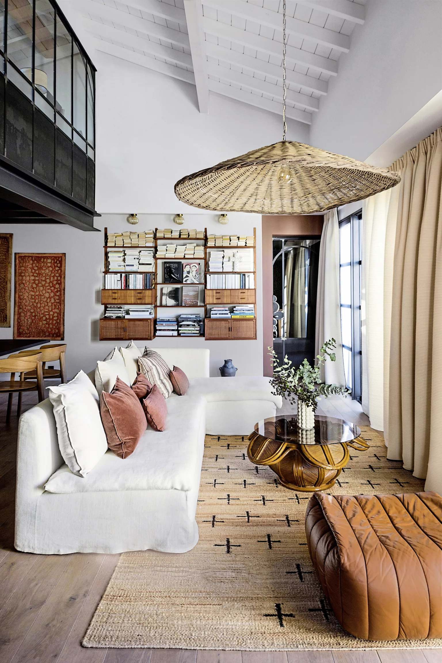 salon double hauteur maison Biarritz décoration contemporaine