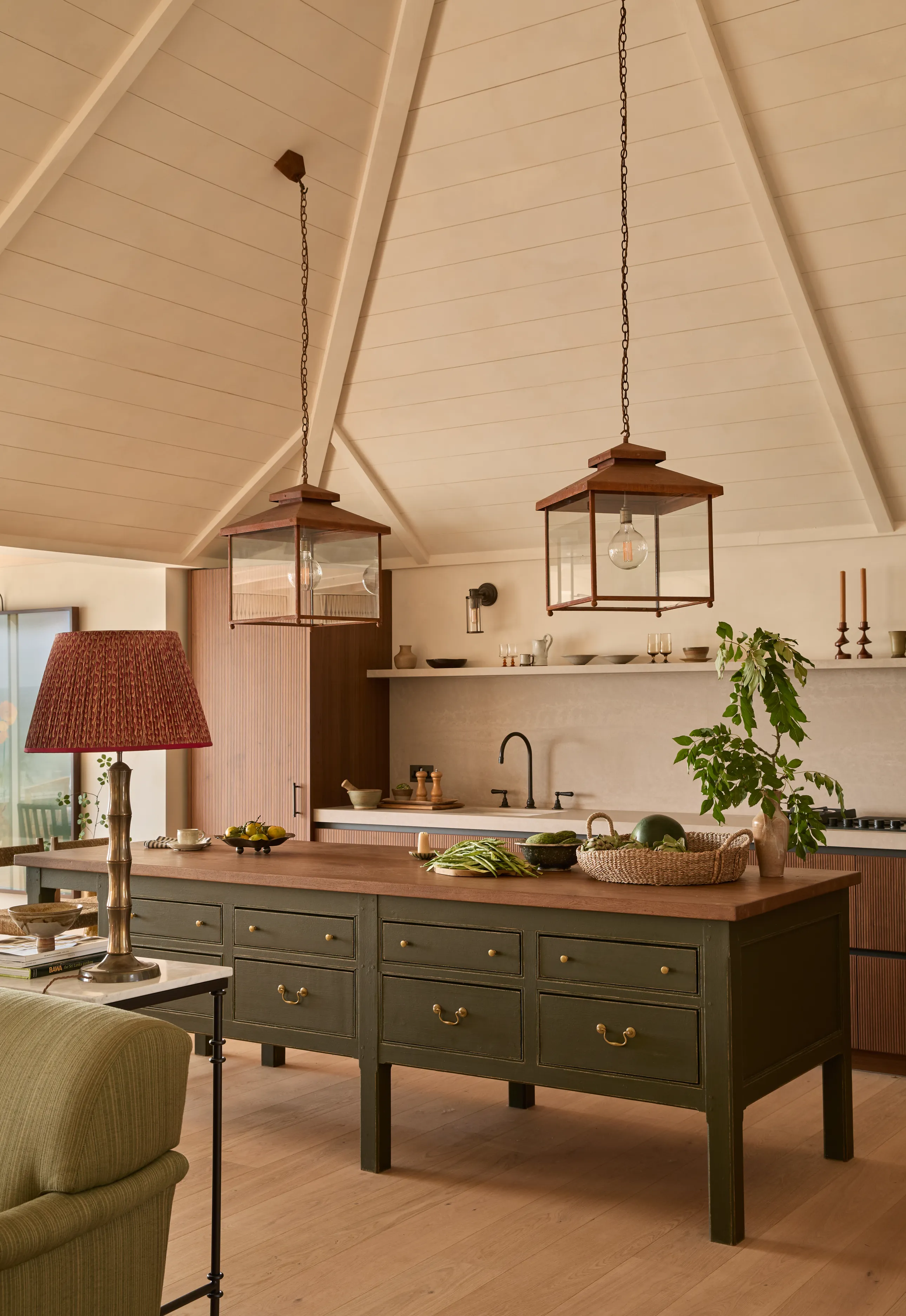 cuisine verte avec îlot maison anglaise décoration contemporaine et rustique chic cuisine verte avec îlot maison anglaise décoration contemporaine et rustique chic