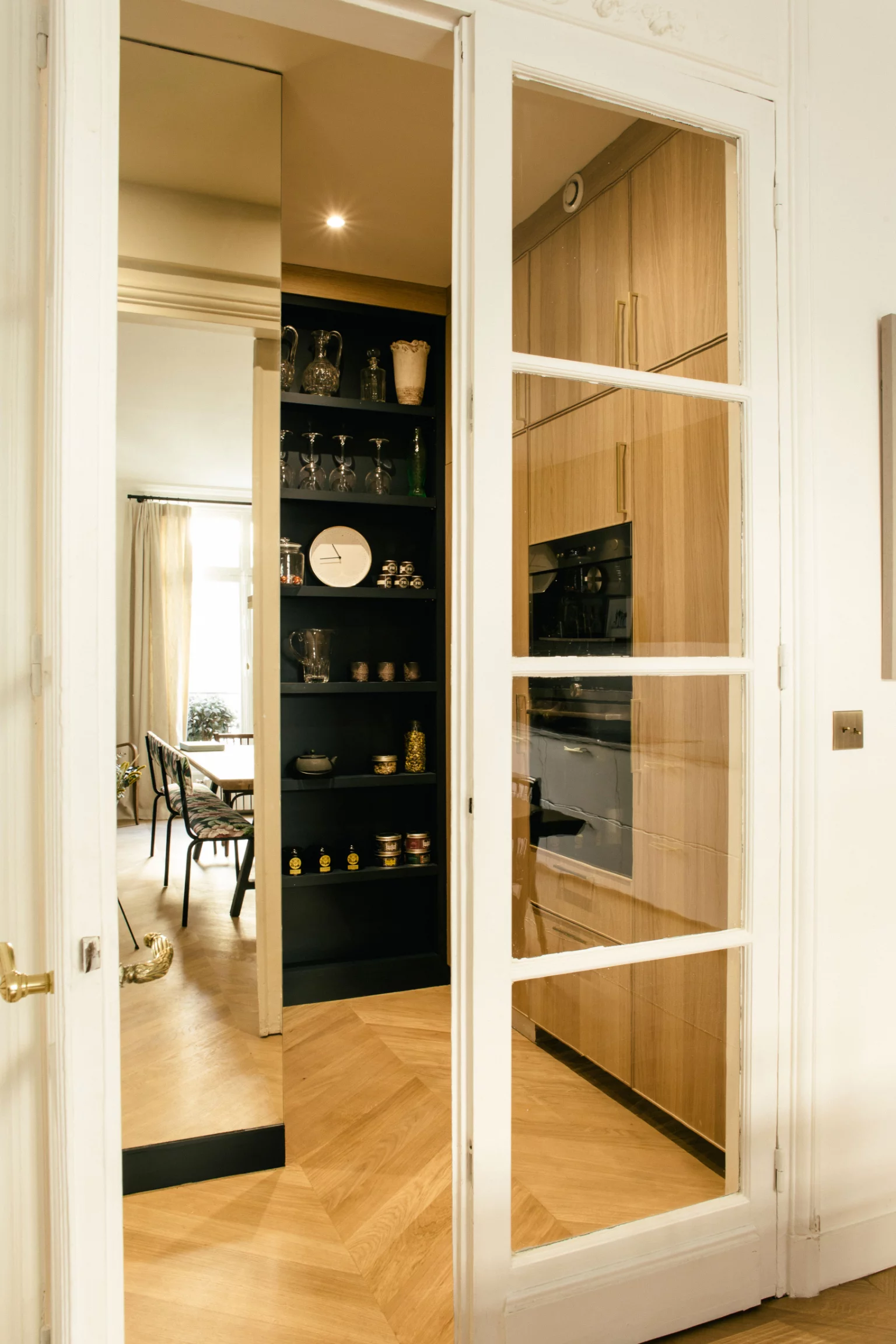 entrée avec parquet appartement haussmannien Paris décoration contemporaine