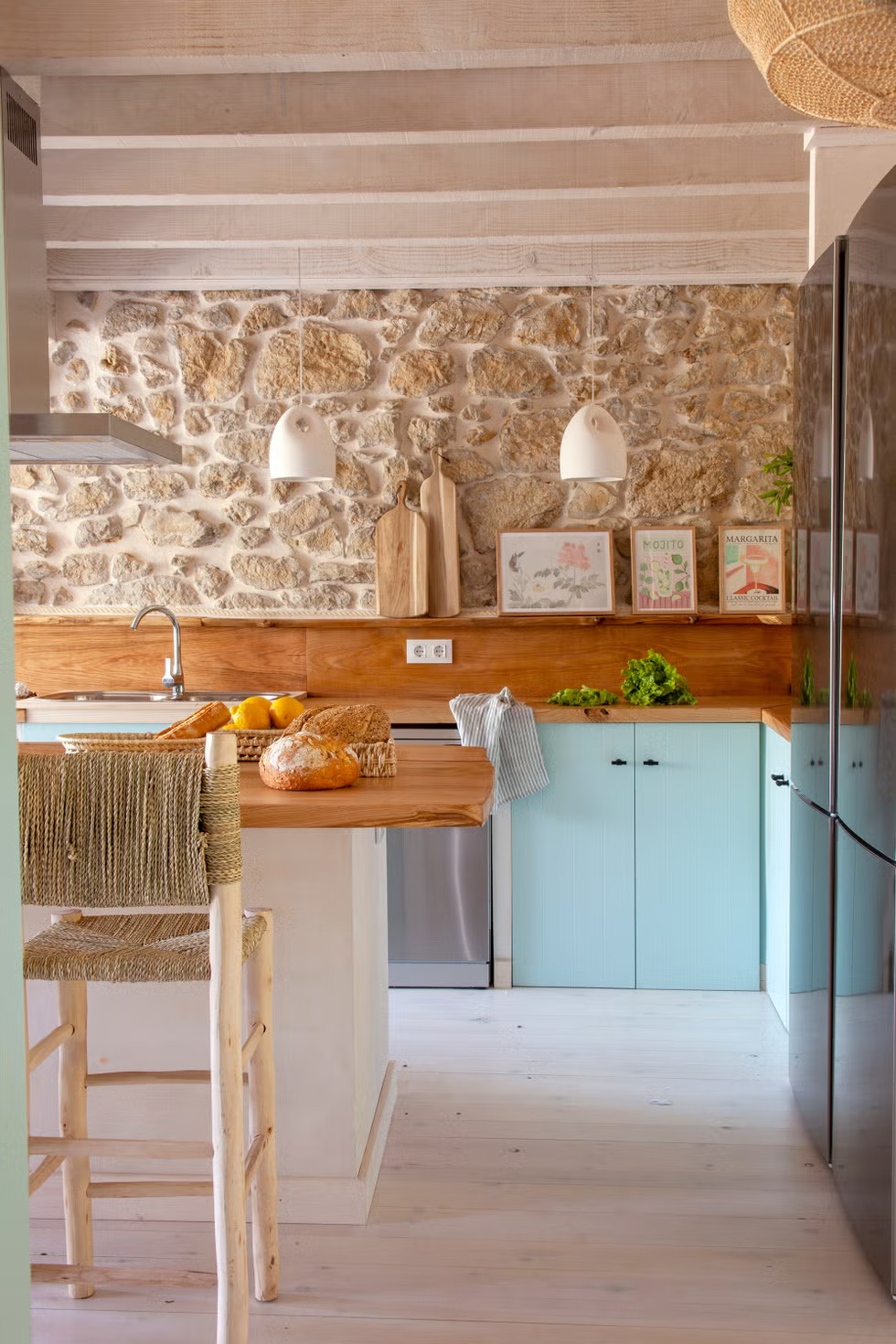 cuisine bleue décoration contemporaine dans maison ancienne en pierres