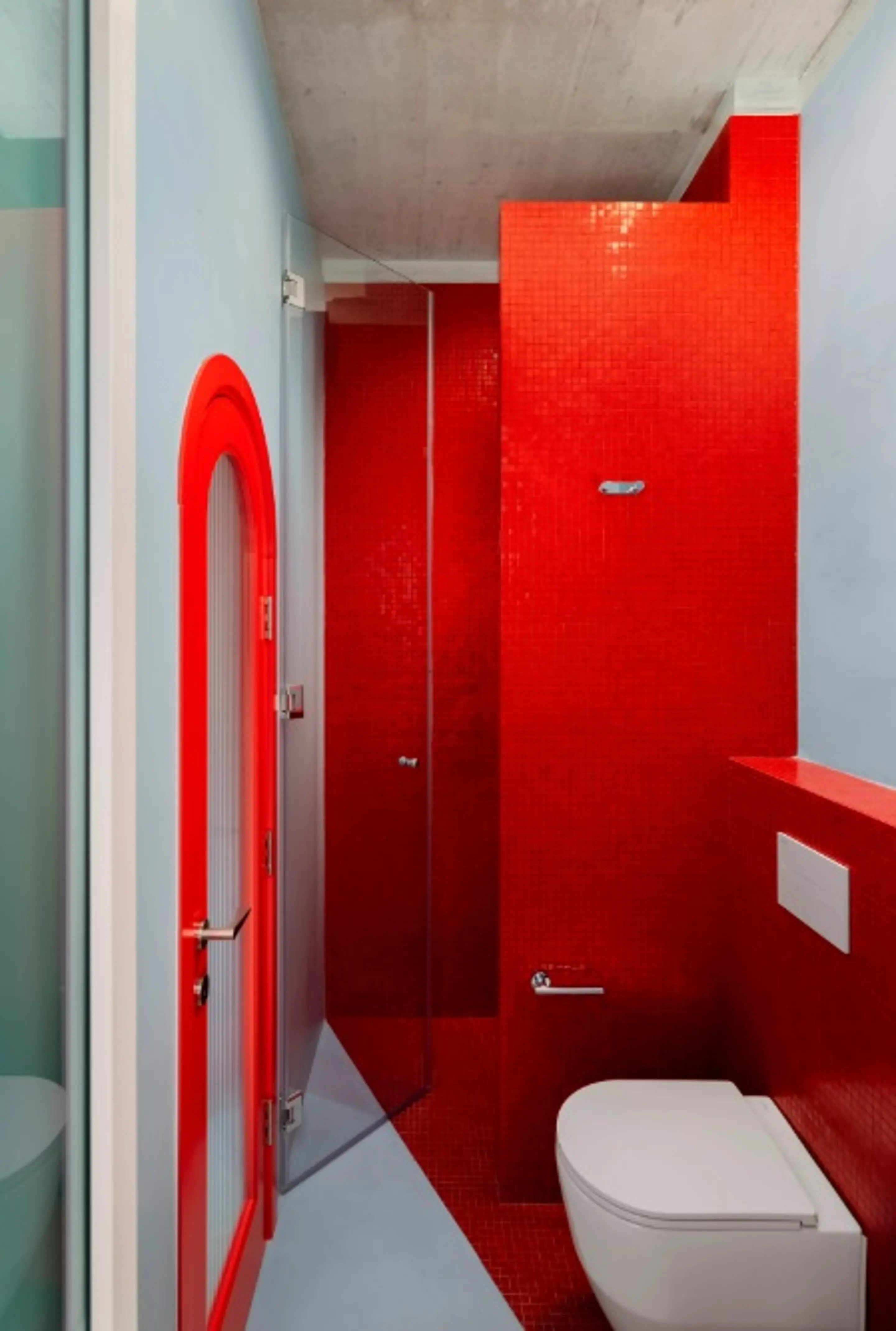 toilettes studio 28m2 décoration design bleue et rouge