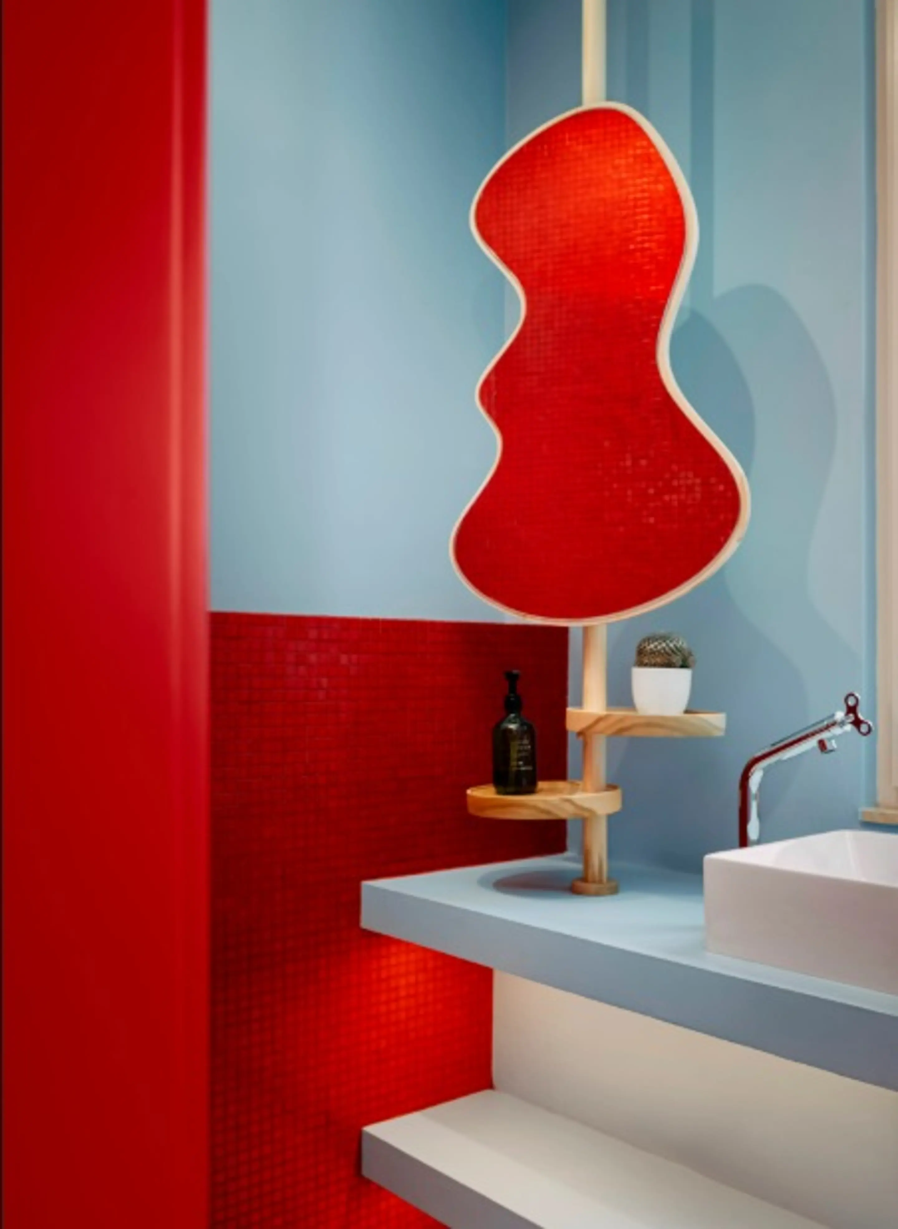 salle de bain studio 28m2 décoration design bleue et rouge