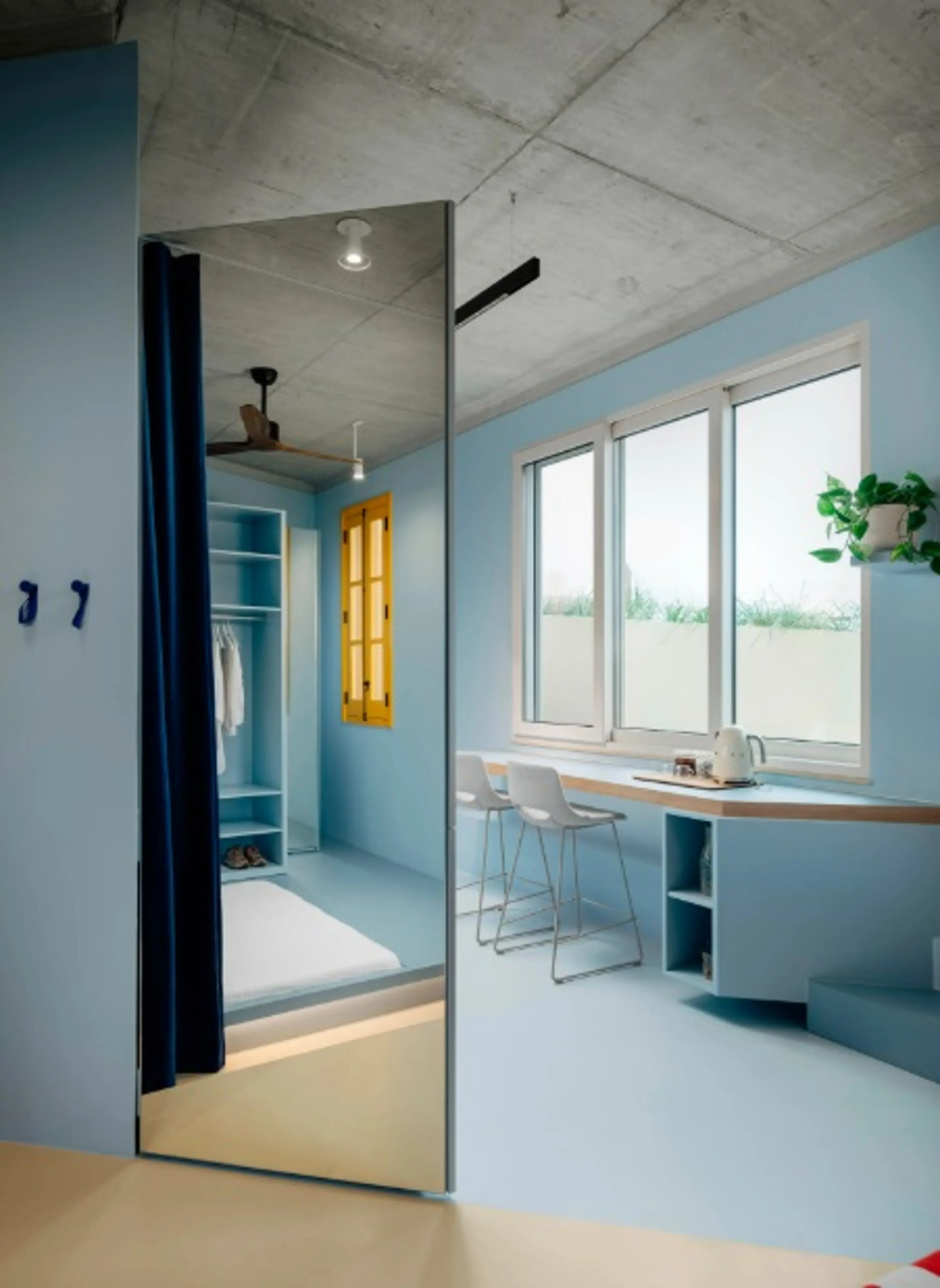 entrée studio 28m2 décoration design bleue