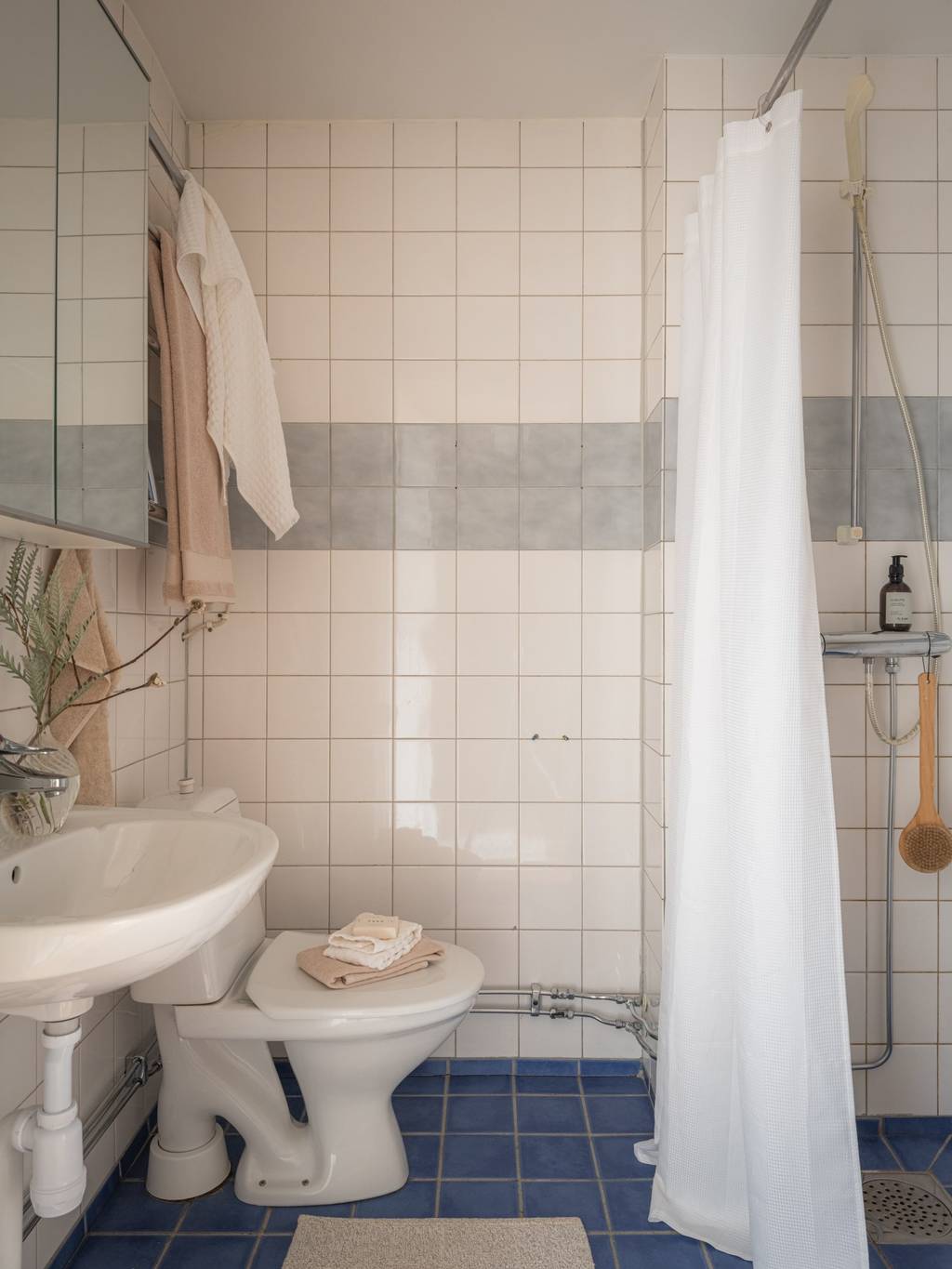 salle de bain blanche et bleue salle de bain blanche et bleue