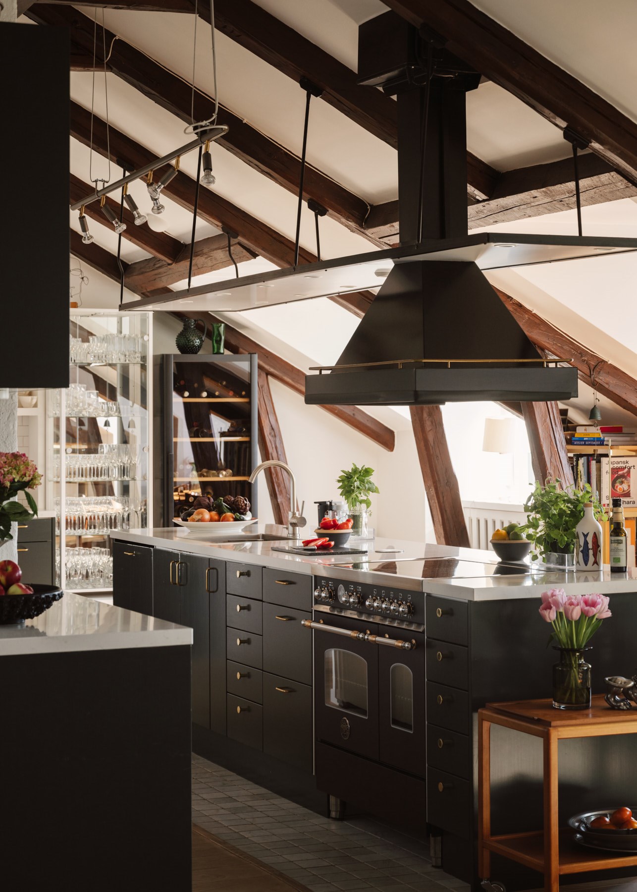 cuisine ouverte avec poutres appartement mansardé de 141m2 décoration vintage