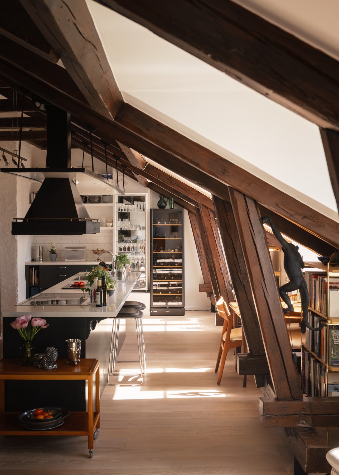 cuisine ouverte avec poutres appartement mansardé de 141m2 décoration vintage
