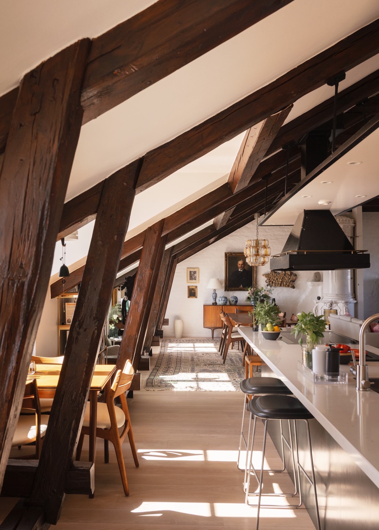 salon avec poutres appartement mansardé de 141m2 décoration vintage