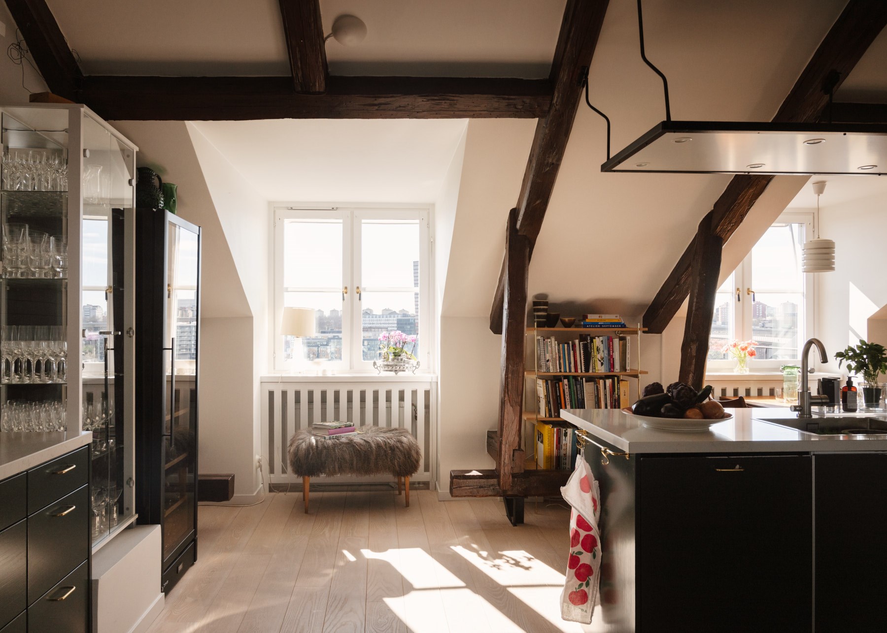 cuisine ouverte avec poutres appartement mansardé de 141m2 décoration vintage