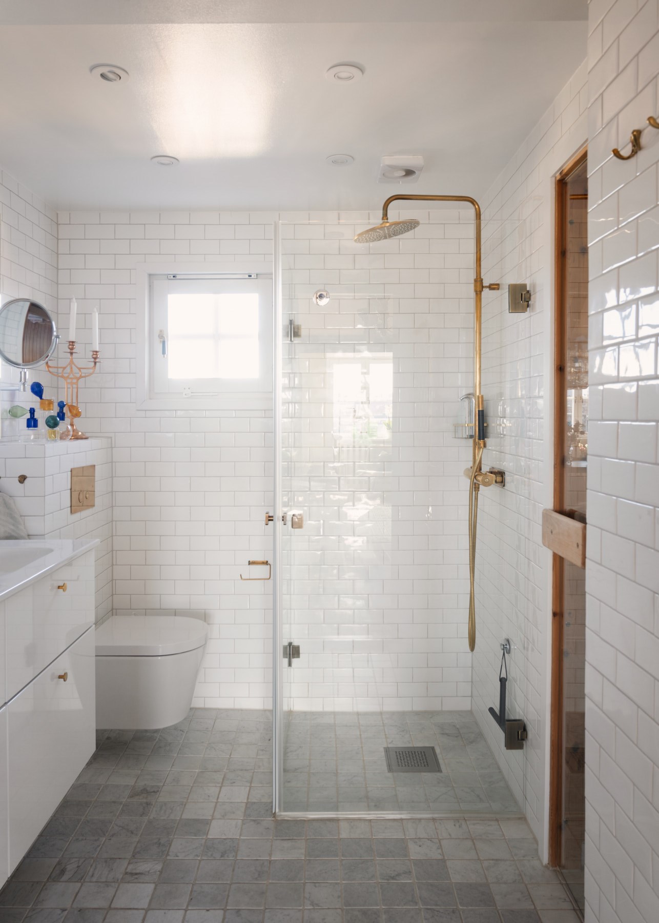 salle de bain carrelage blanc et accessoires laiton
