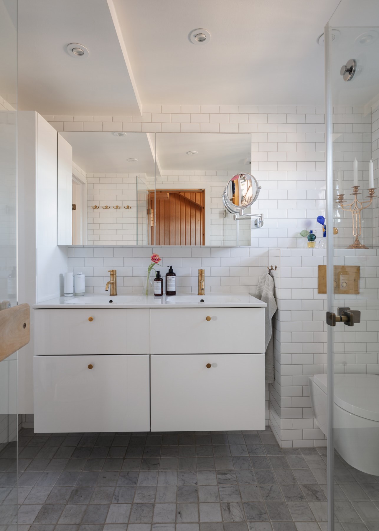 salle de bain carrelage blanc et accessoires laiton