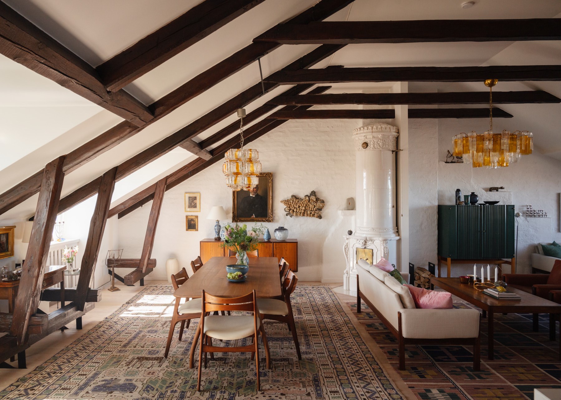 salon avec poutres appartement mansardé de 141m2 décoration vintage