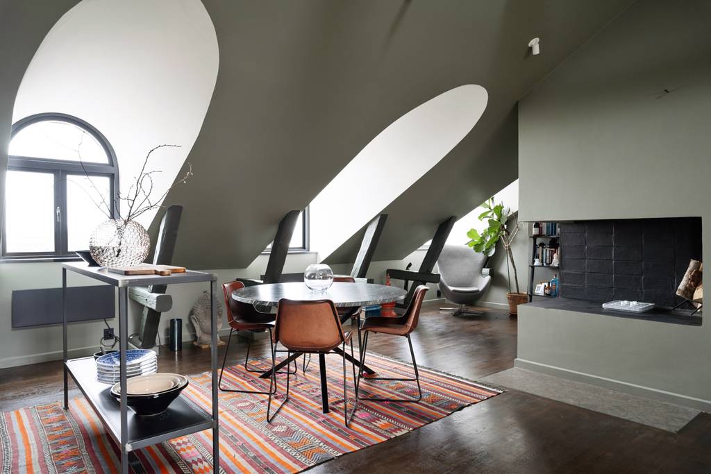 salon appartement mansardé avec poutres