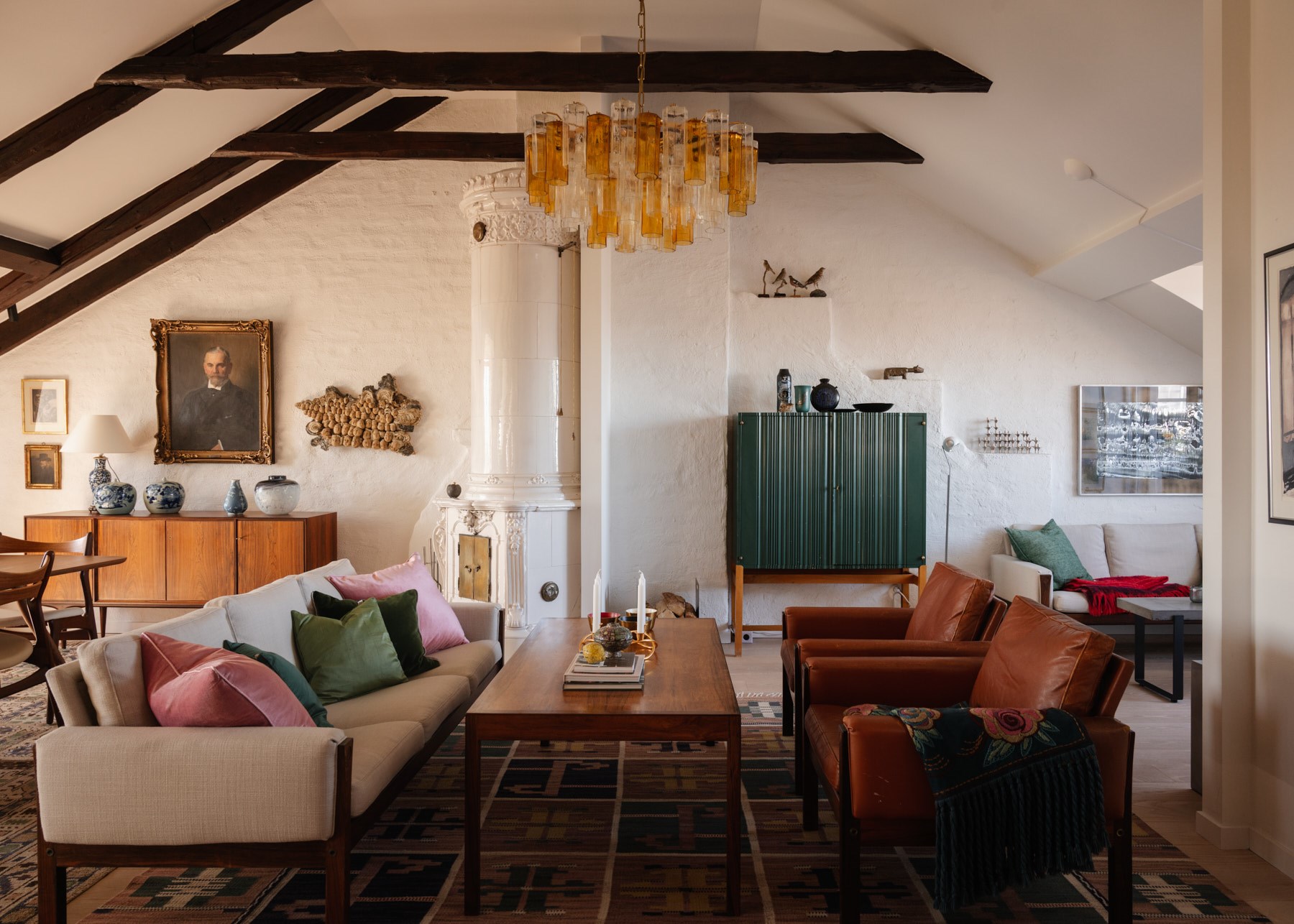 salon avec poutres appartement mansardé de 141m2 décoration vintage