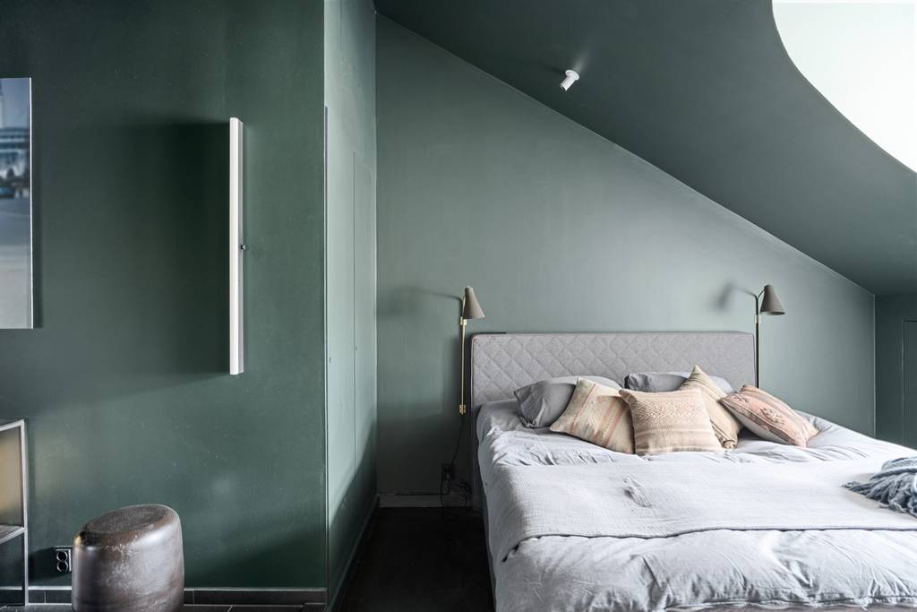 chambre murs verts appartement mansardé avec poutres