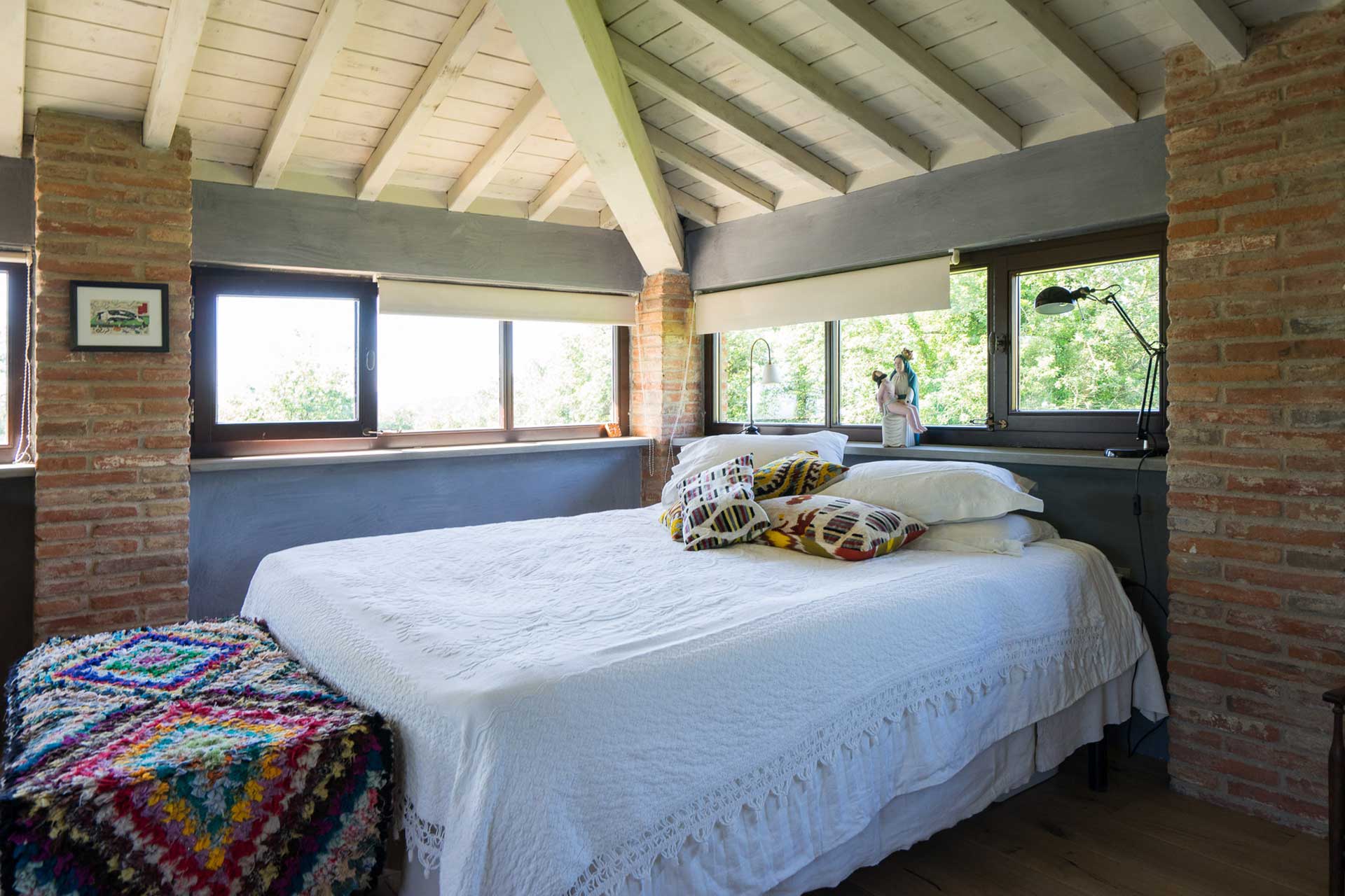 chambre avec poutres et salle de bain Il Fienile