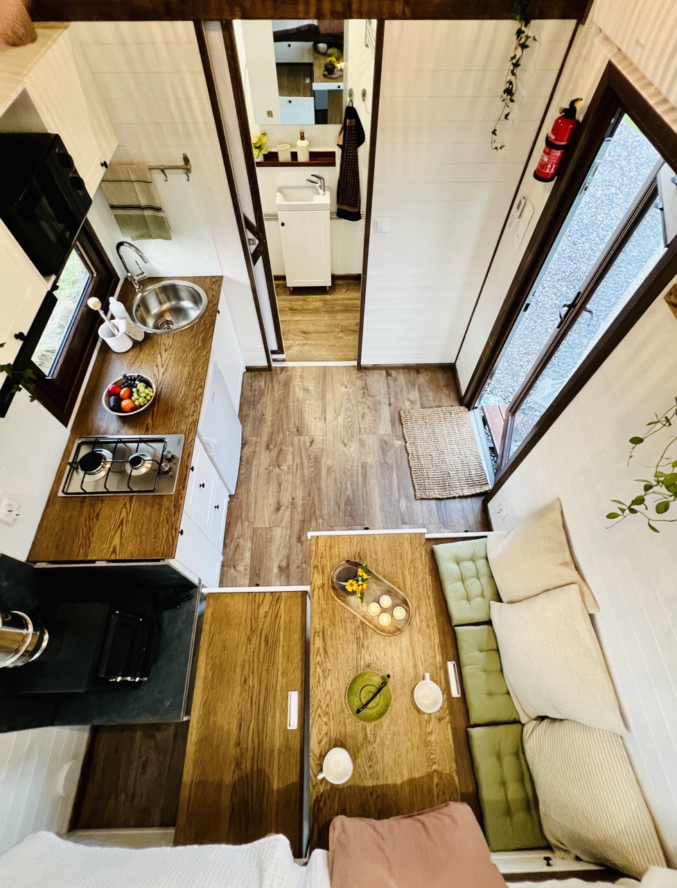 intérieur mini maison mobile Sofia par Vagabond Haven intérieur mini maison mobile Sofia par Vagabond Haven