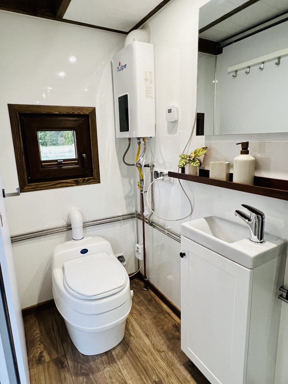 salle de bain mini maison mobile Sofia par Vagabond Haven salle de bain mini maison mobile Sofia par Vagabond Haven