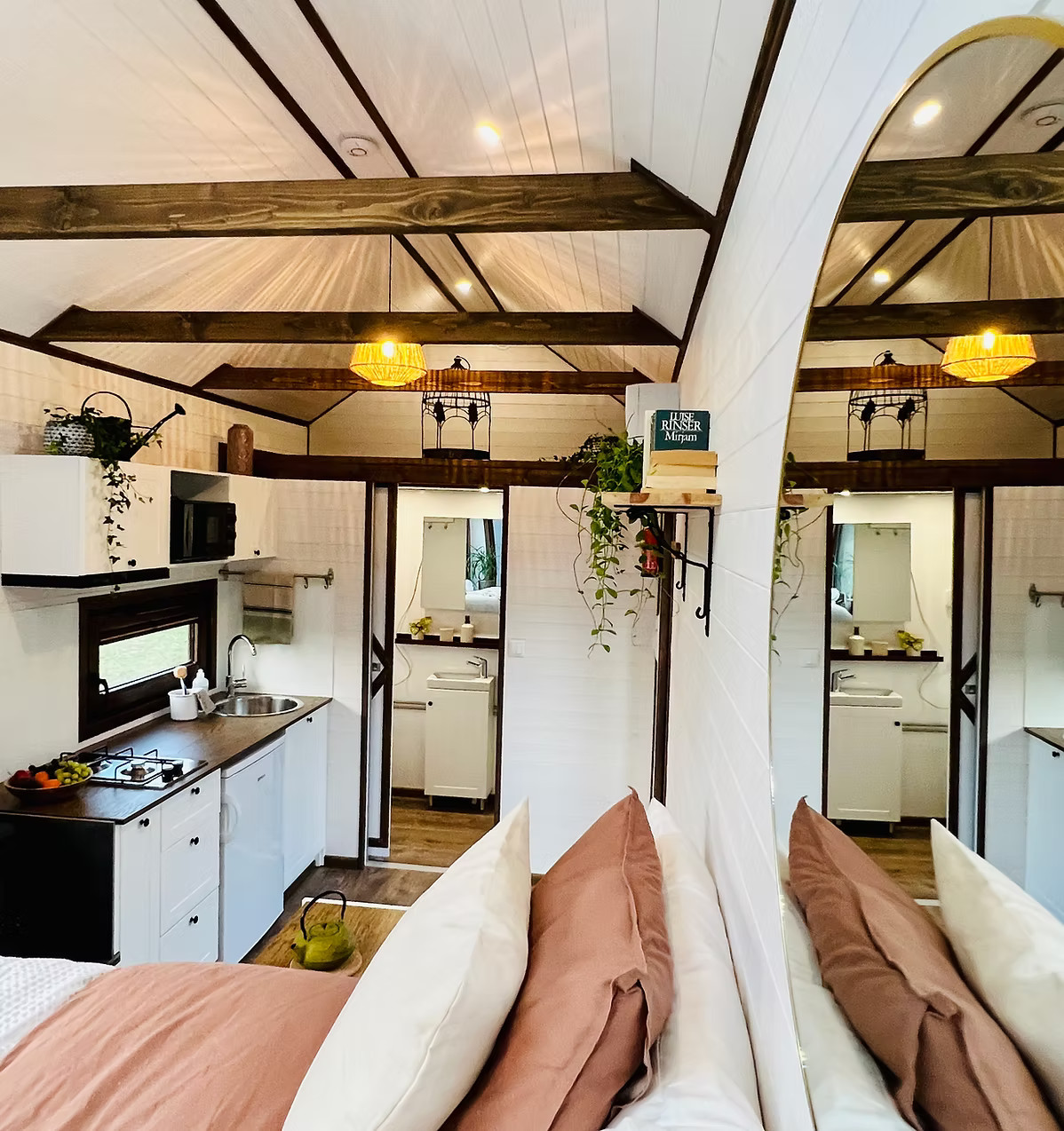 intérieur mini maison mobile Sofia par Vagabond Haven intérieur mini maison mobile Sofia par Vagabond Haven