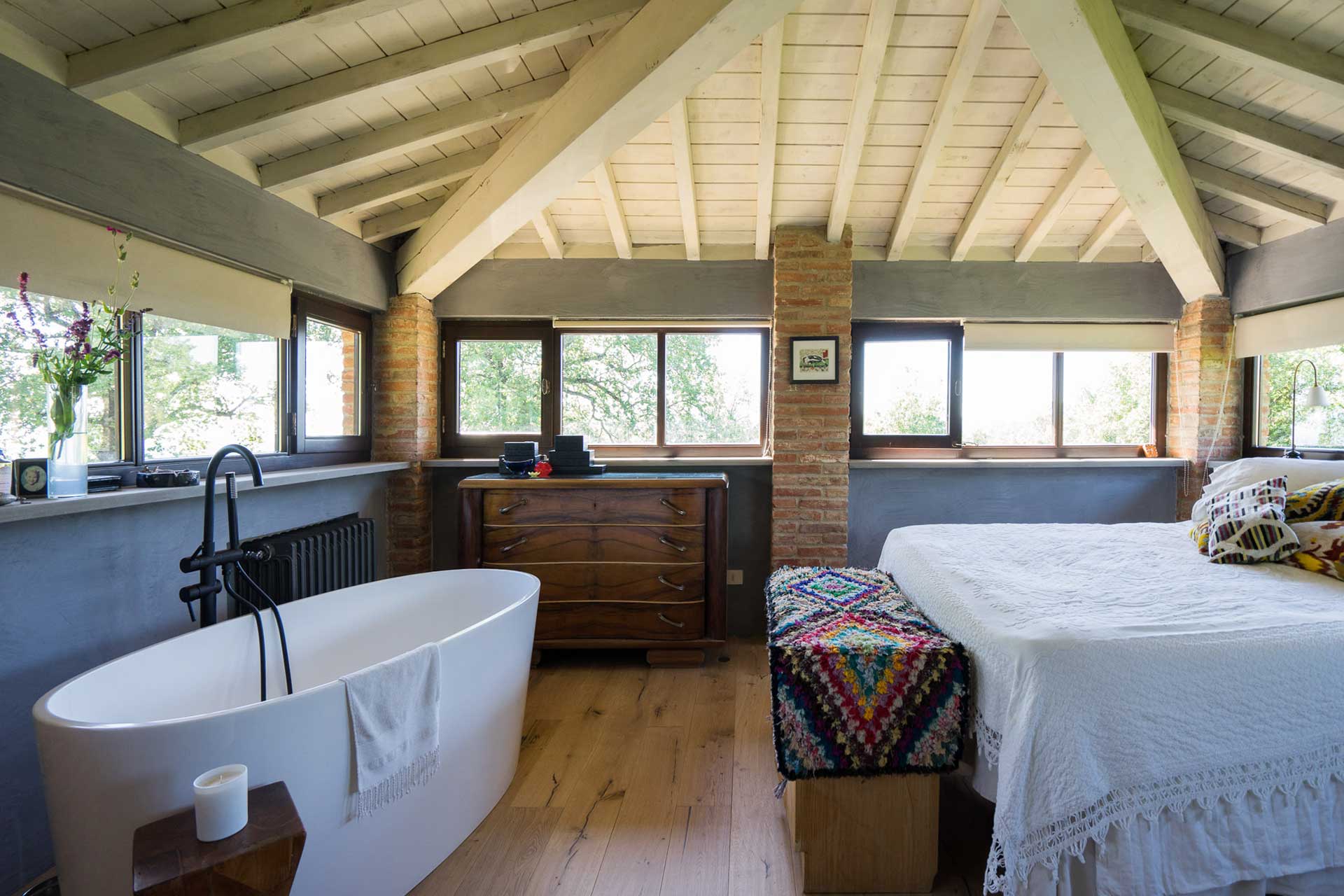 chambre avec poutres et salle de bain Il Fienile