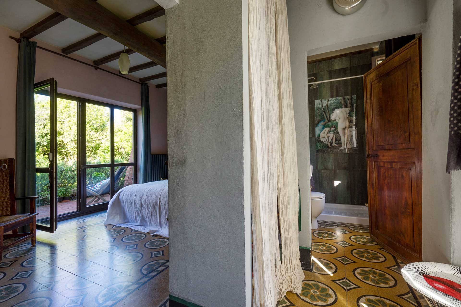 chambre avec poutres et salle de bain Il Fienile