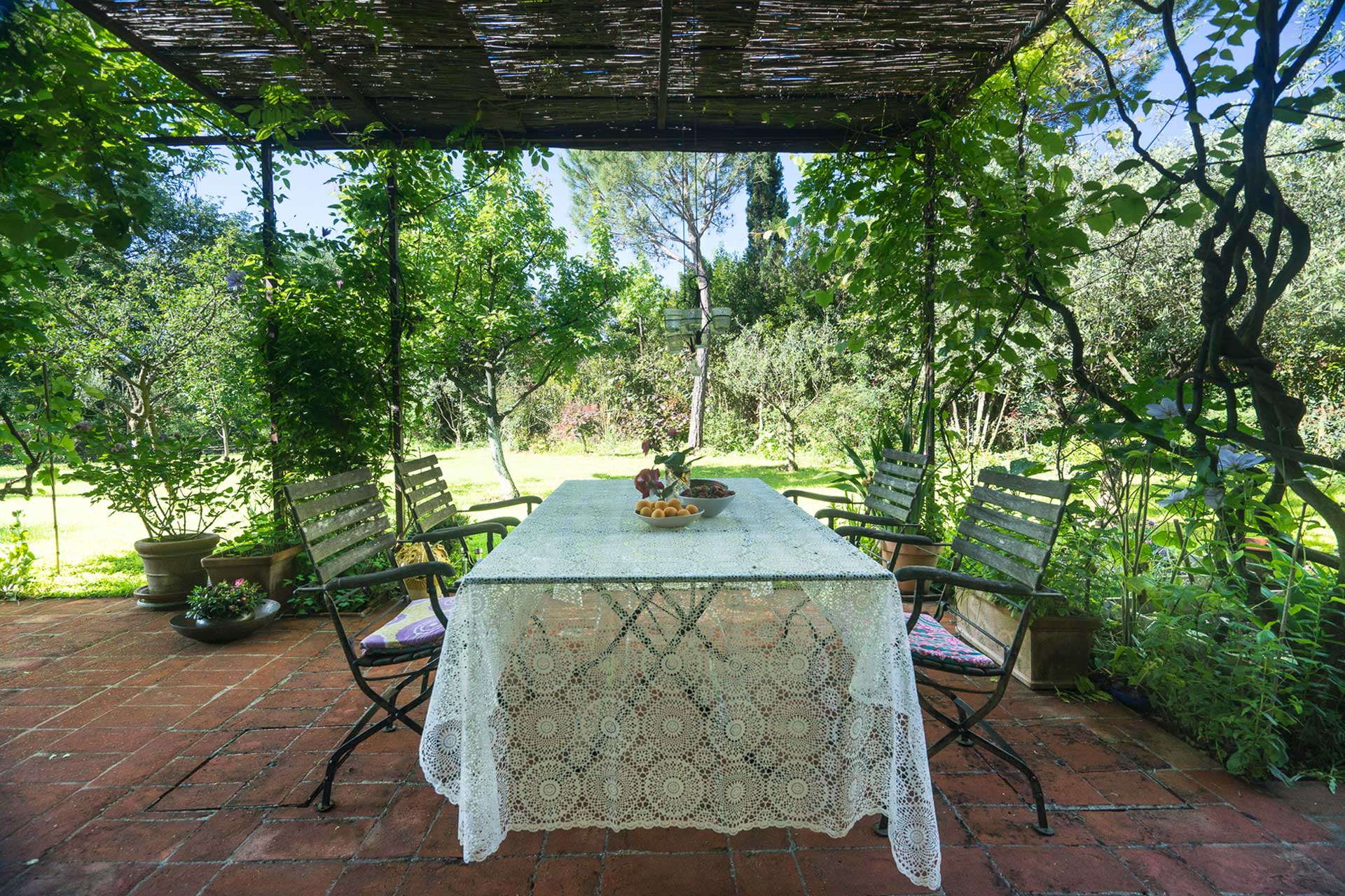 salle à manger extérieure sous pergola maison ancienne Toscane Il Fienile