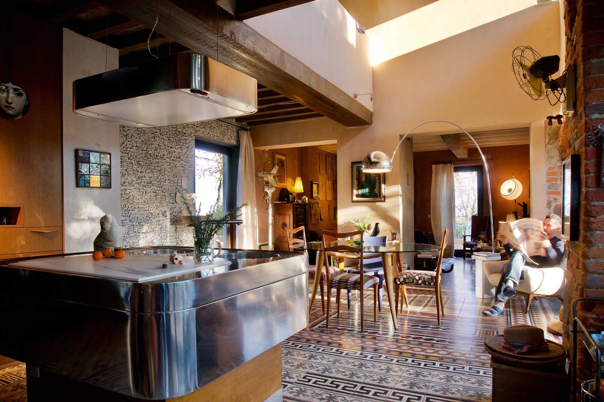 salle à manger et cuisine ouverte carrelage ancien maison de vacances vintage Il Fienile