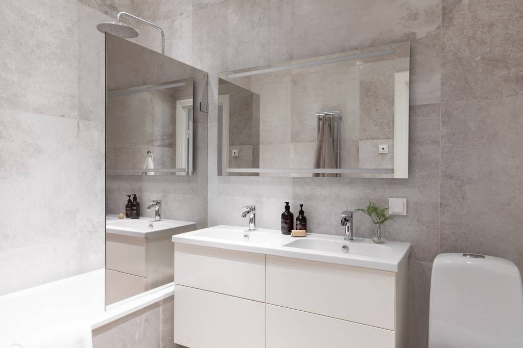 salle de bain design avec baignoire