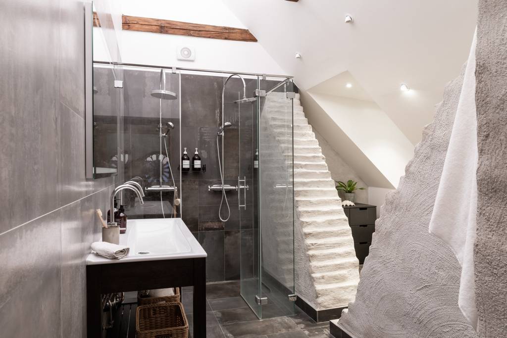 salle de bain design dans immeuble ancien