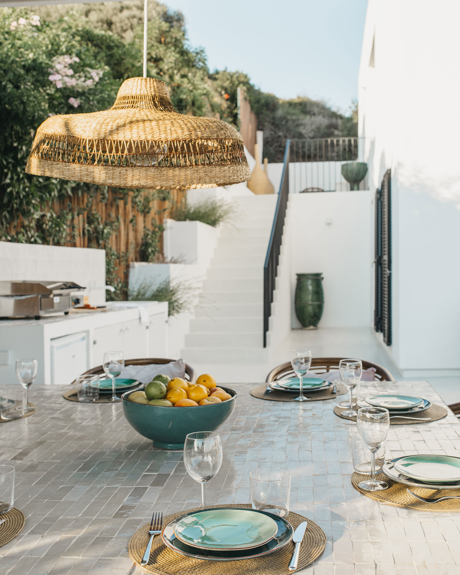 terrasse avec cuisine d'été et salle à manger