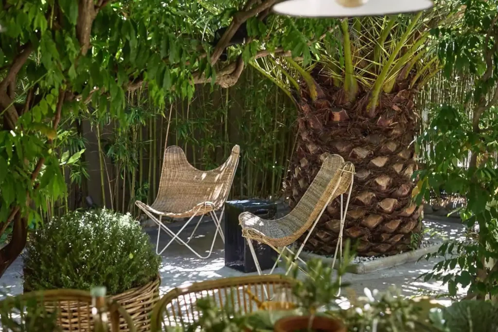 jardin maison La Cachette Saint-Tropez décoration colorée et vintage jardin maison La Cachette Saint-Tropez décoration colorée et vintage