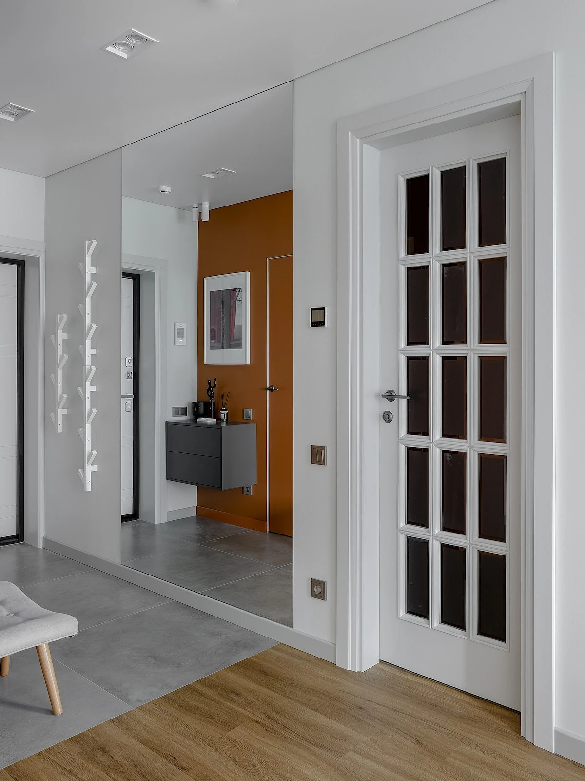 entrée avec miroir appartement 52m2 décoration contemporaine