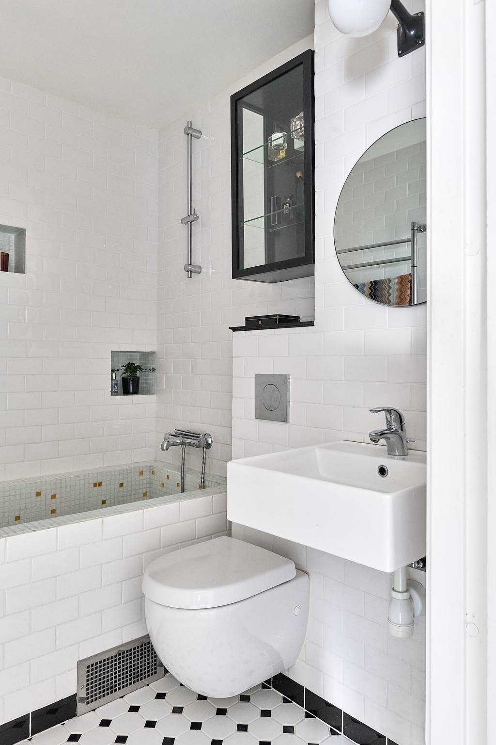 salle de bain baignoire en carrelage