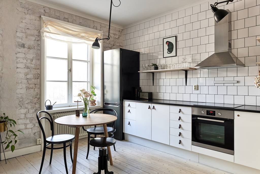 espace repas et cuisine appartement 46m2 murs briques blanches