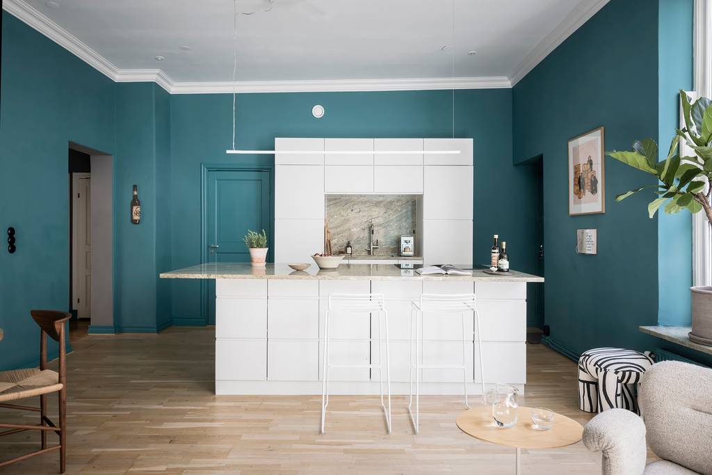salon bleu canard avec cuisine ouverte blanche design décoration scandinave salon bleu canard avec cuisine ouverte blanche design décoration scandinave