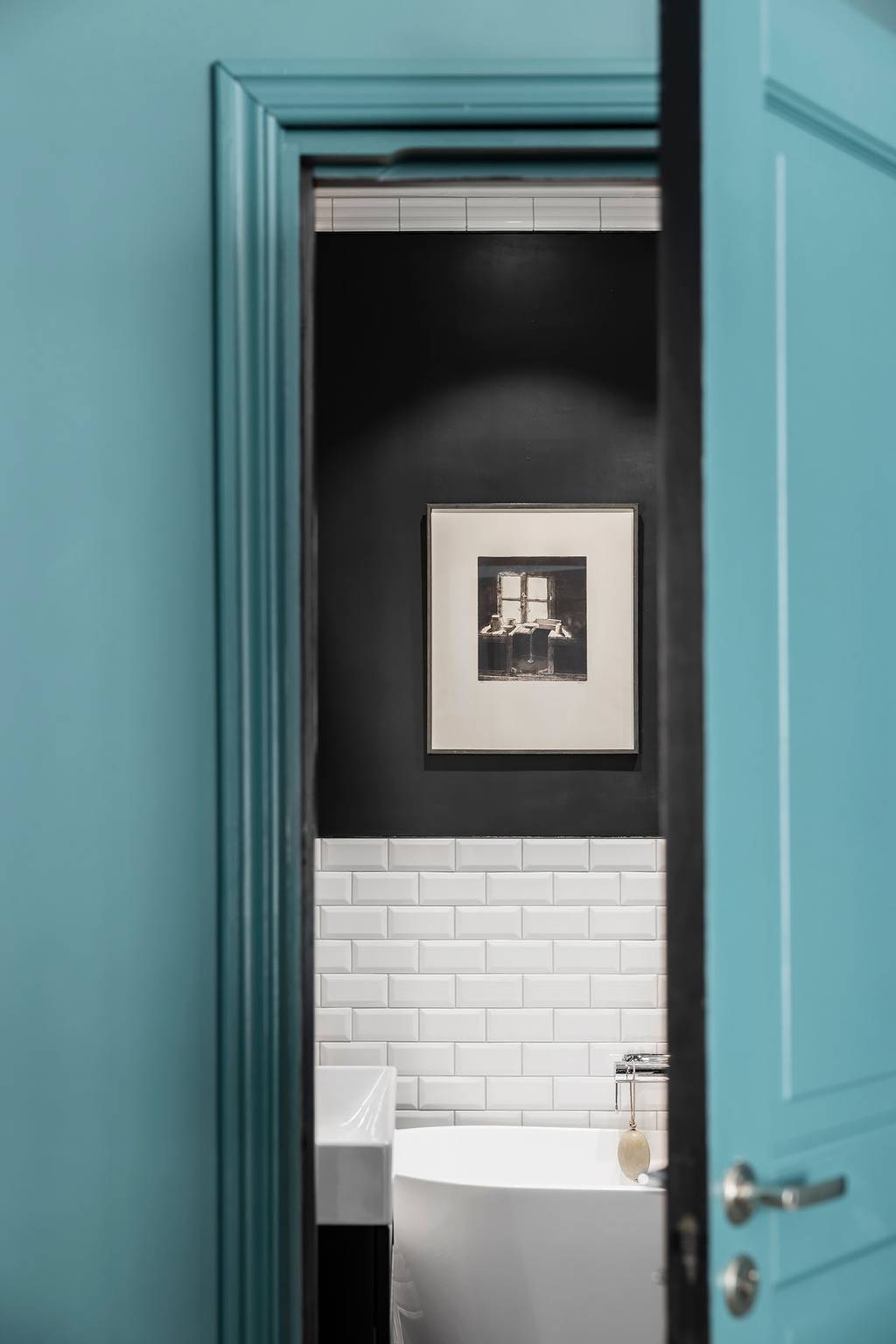 salle de bain design noire et blanche carreaux métro baignoire îlot salle de bain design noire et blanche carreaux métro baignoire îlot