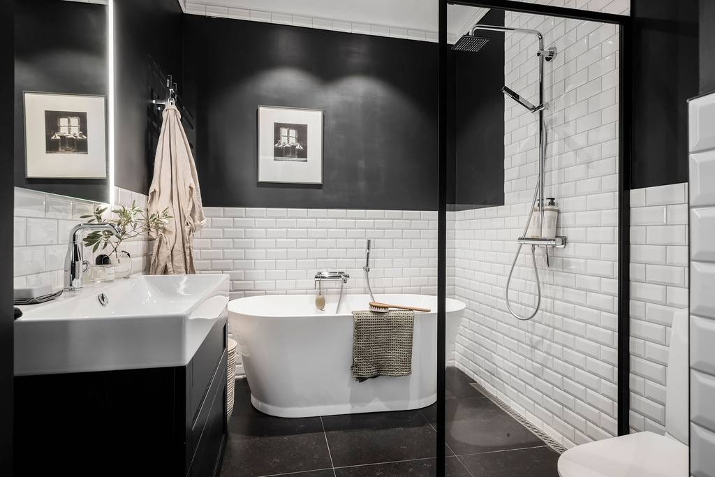 salle de bain design noire et blanche carreaux métro baignoire îlot salle de bain design noire et blanche carreaux métro baignoire îlot