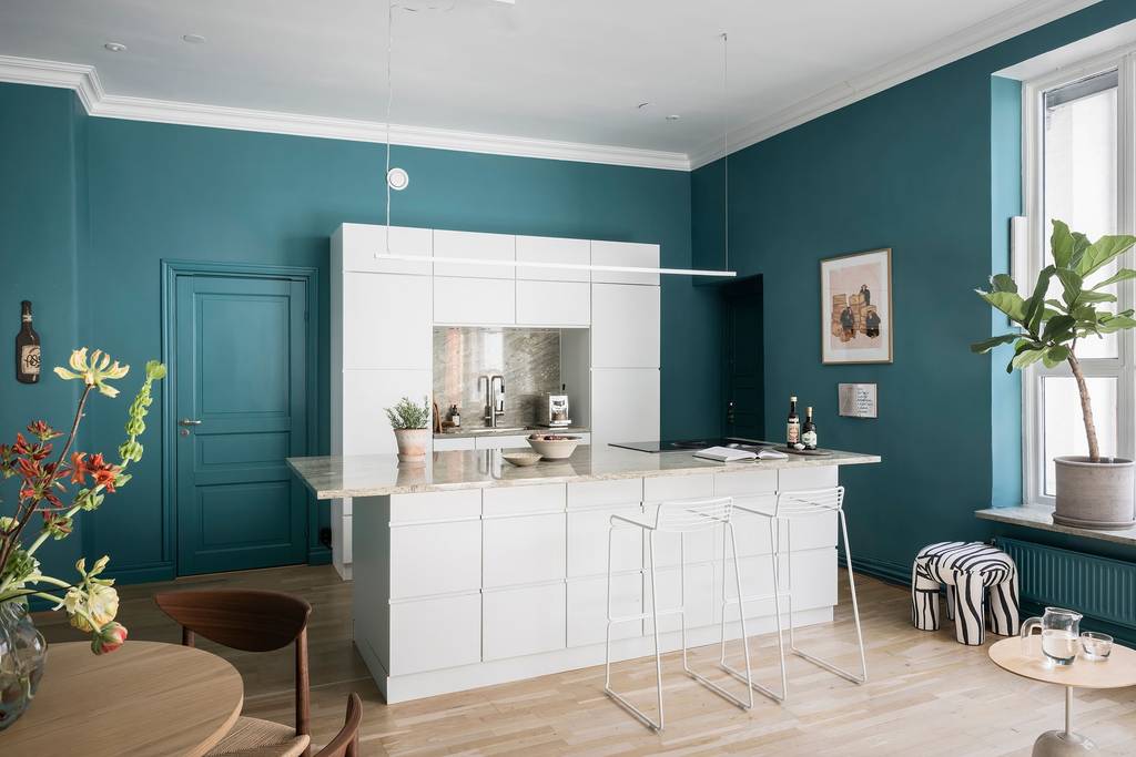 salon bleu canard avec cuisine ouverte blanche design décoration scandinave salon bleu canard avec cuisine ouverte blanche design décoration scandinave