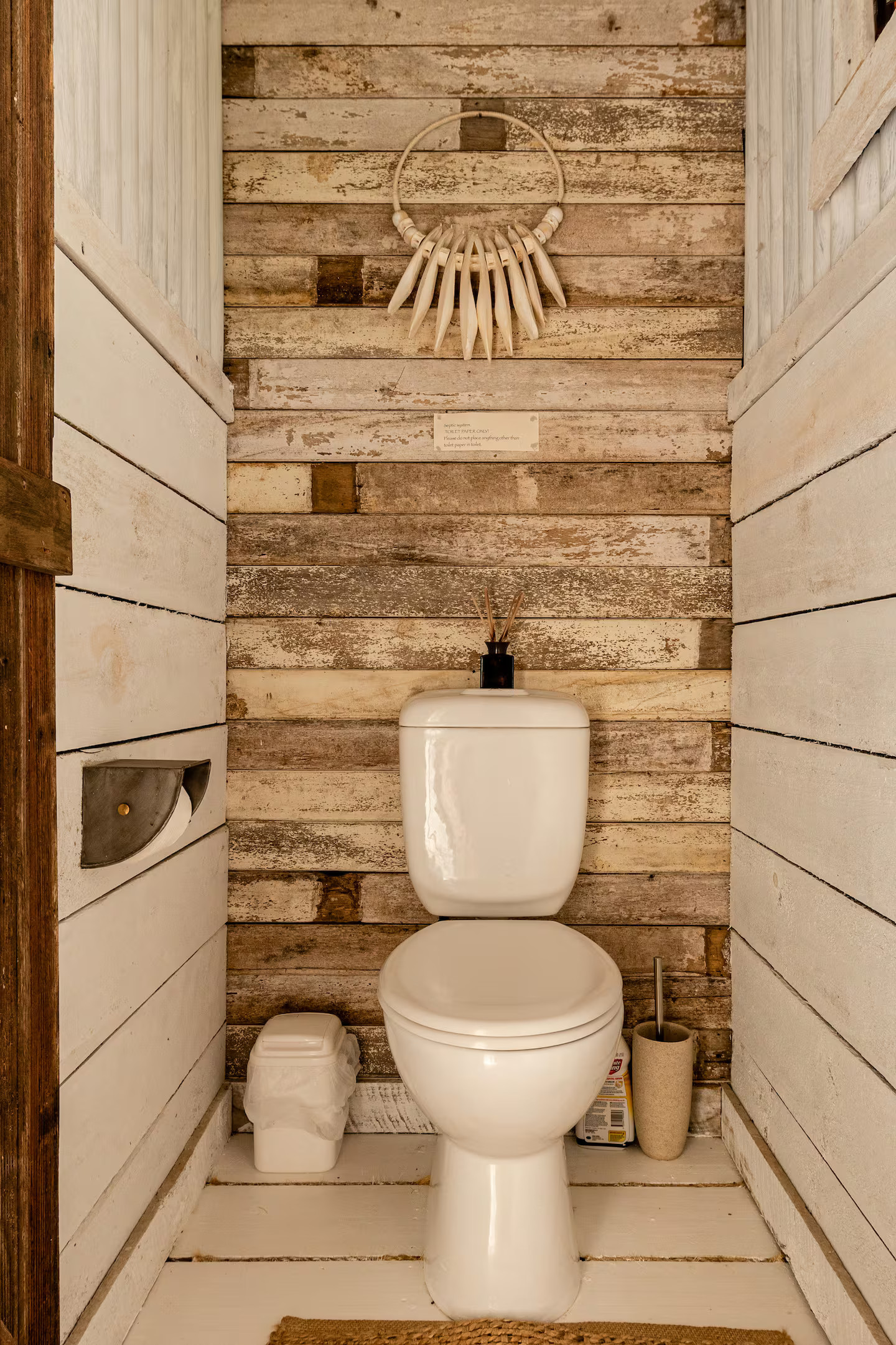 toilettes murs bois Hillview Dairy