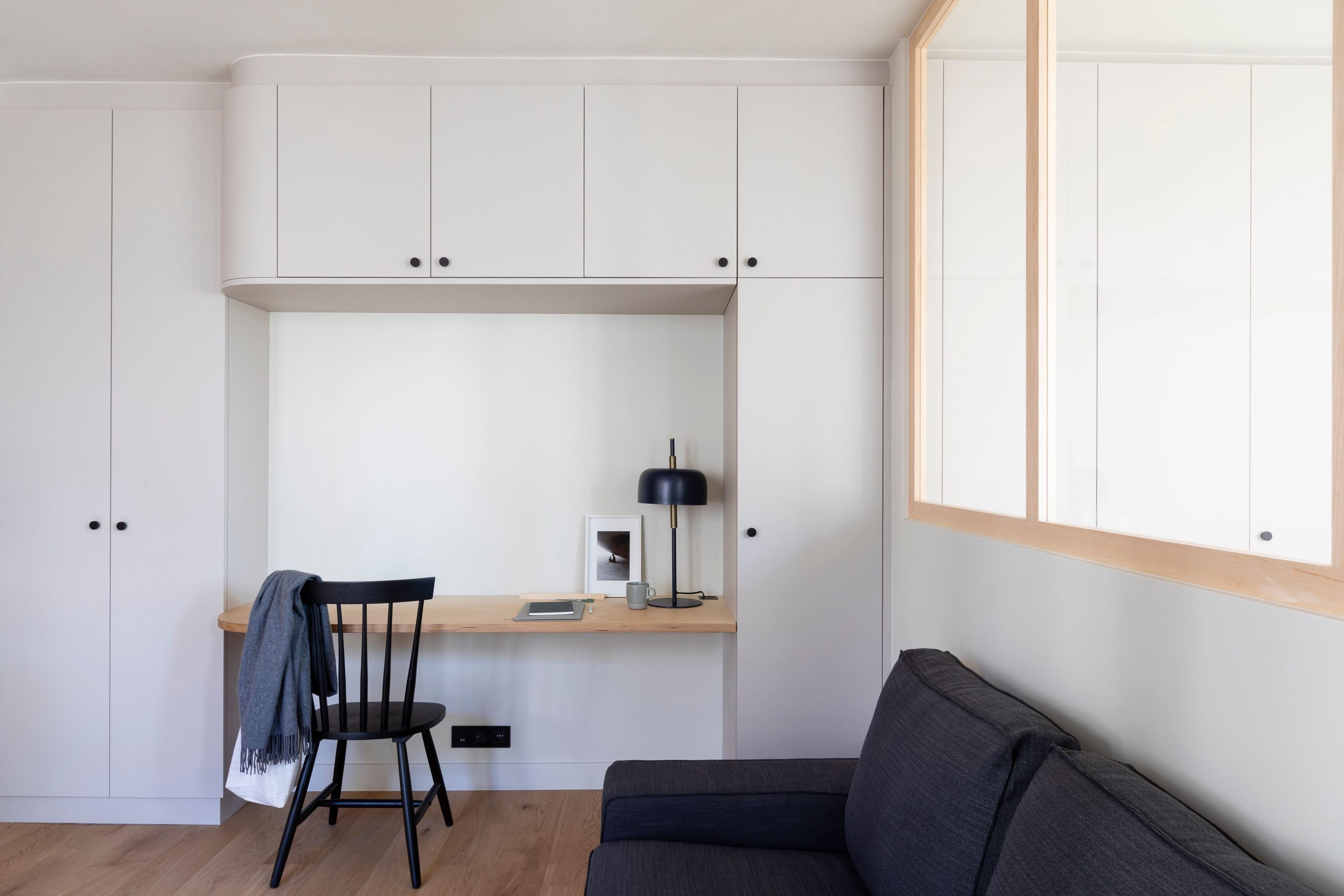 salon avec verrière bois petit appartement Photo : © Alexis Paoli