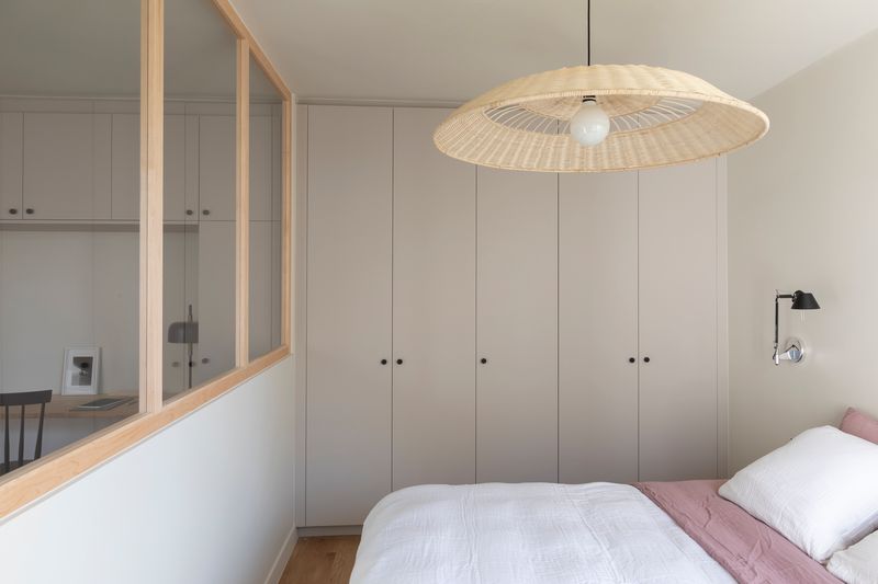 chambre avec verrière bois petit appartement Photo : © Alexis Paoli