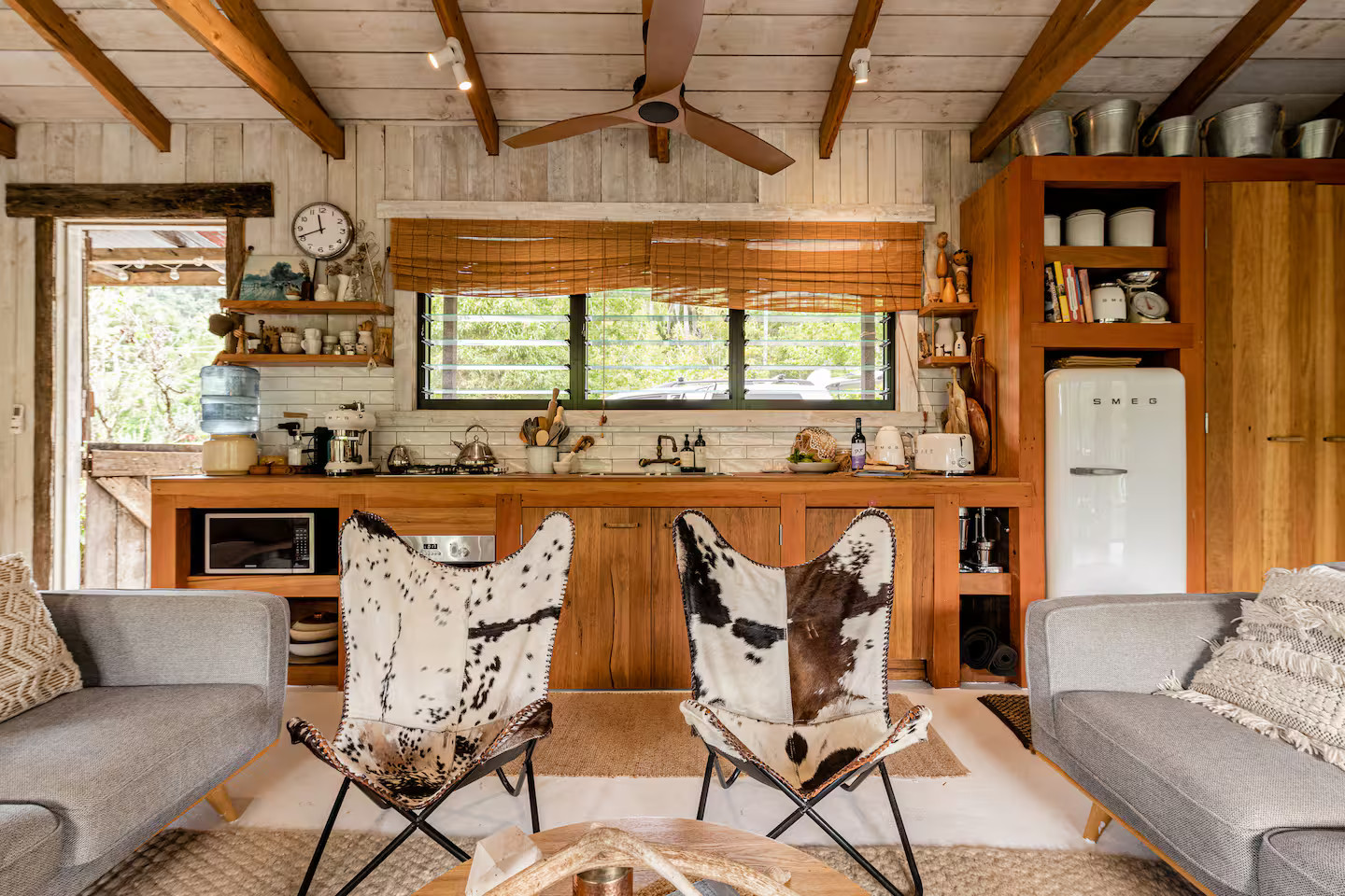 salon déplafonné maison rustique en bois Hillview Dairy