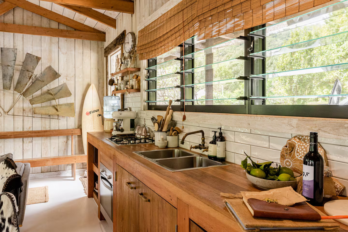 cuisine ouverte dans salon déplafonné maison rustique en bois Hillview Dairy