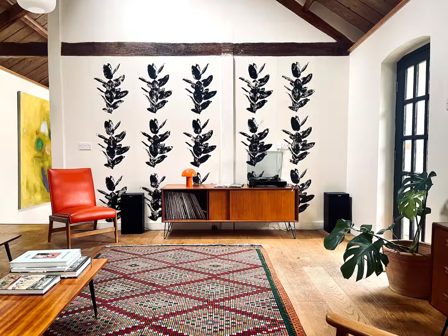 salon décoration mid-century ancienne grange rénovée Arthouse