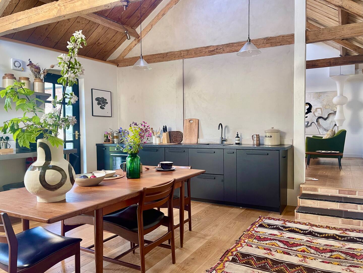 cuisine et salle à manger décoration mid-century ancienne grange rénovée Arthouse