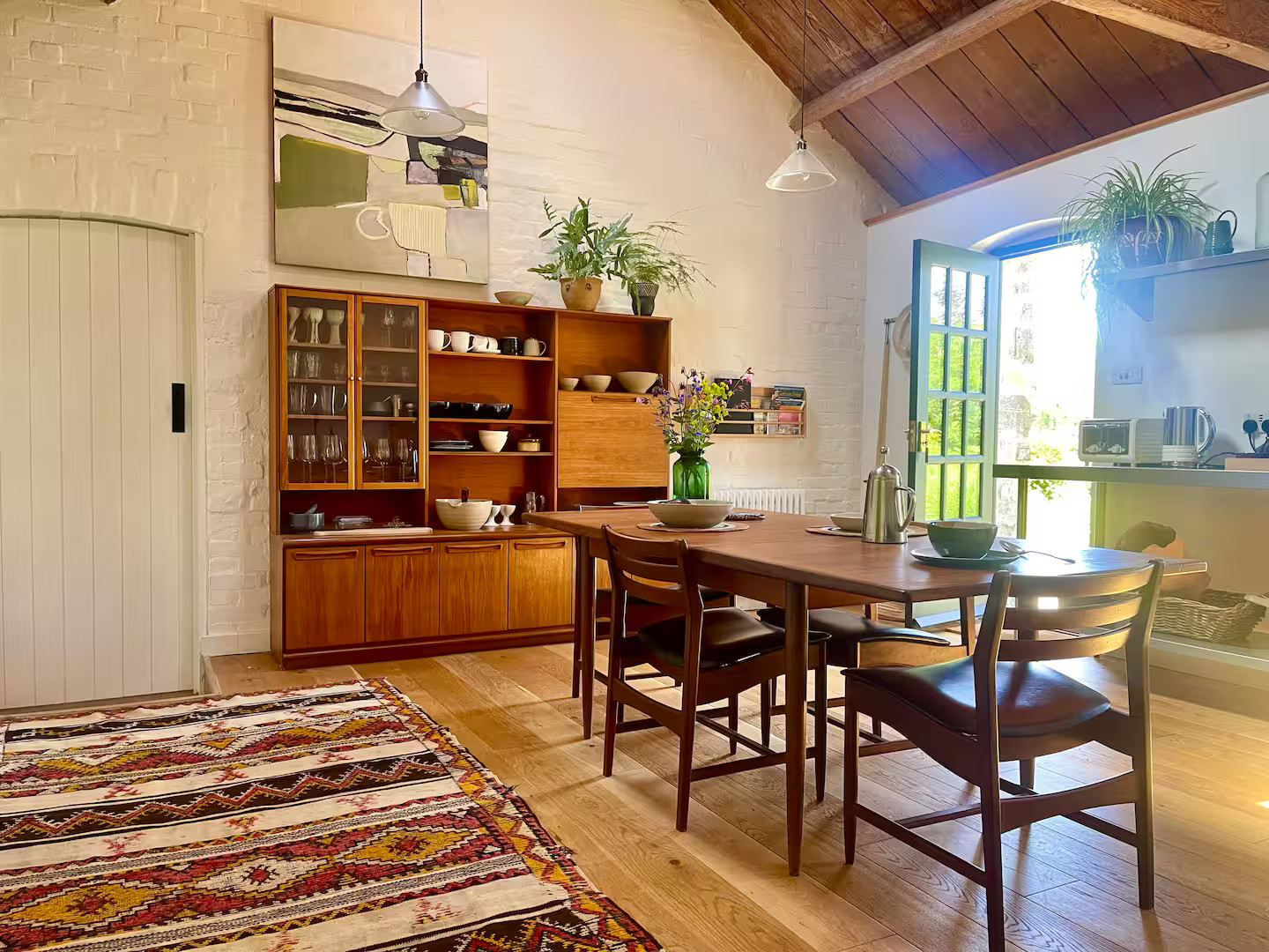 salle à manger décoration mid-century ancienne grange rénovée Arthouse