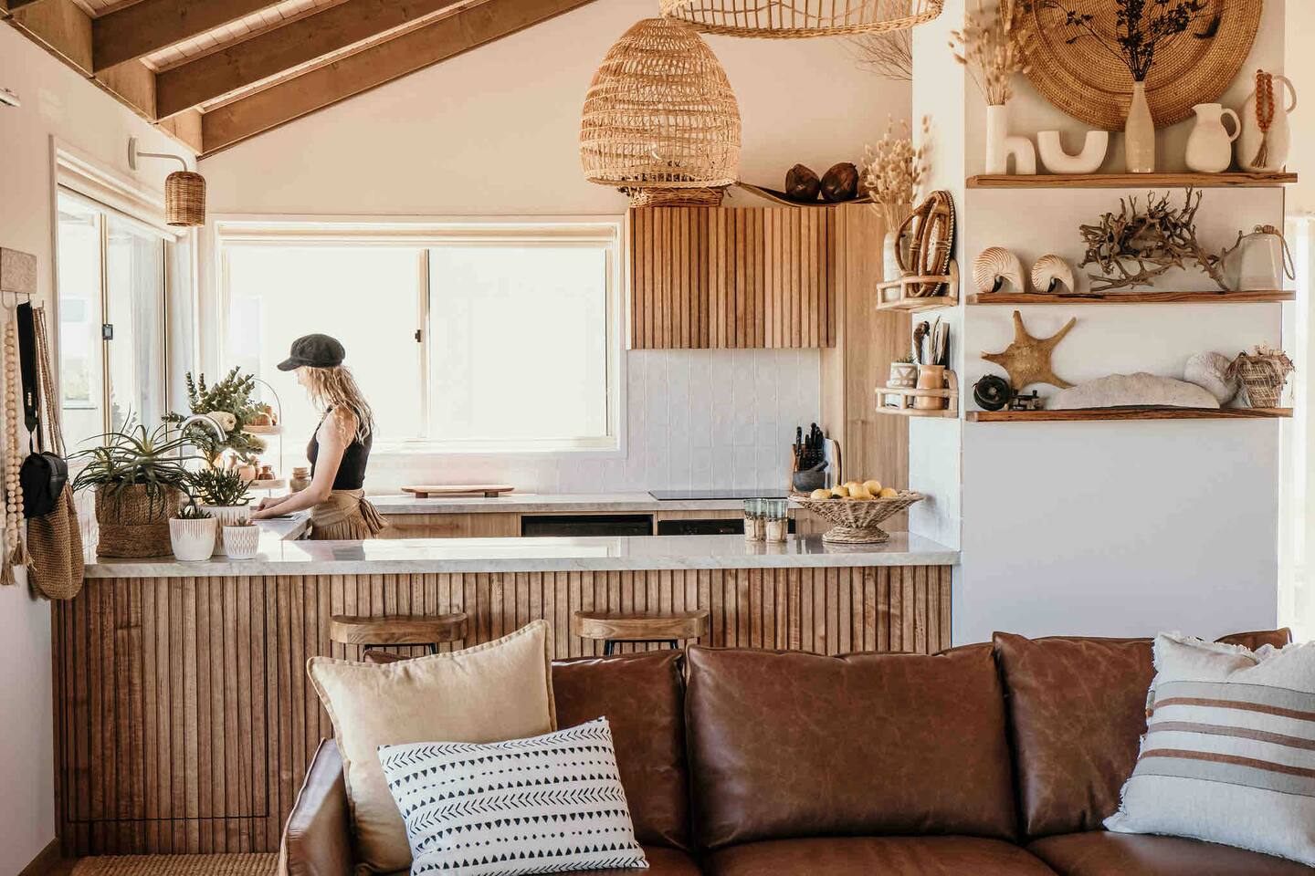 cuisine ouverte et salon décoration naturelle maison de plage