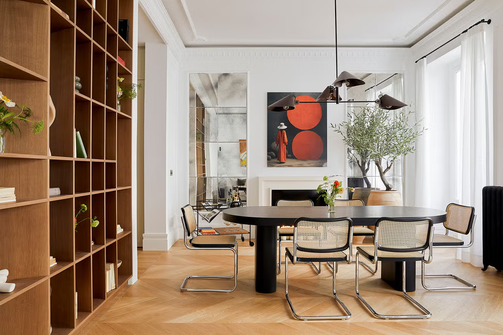 salle à manger avec bibliothèque décoration contemporaine