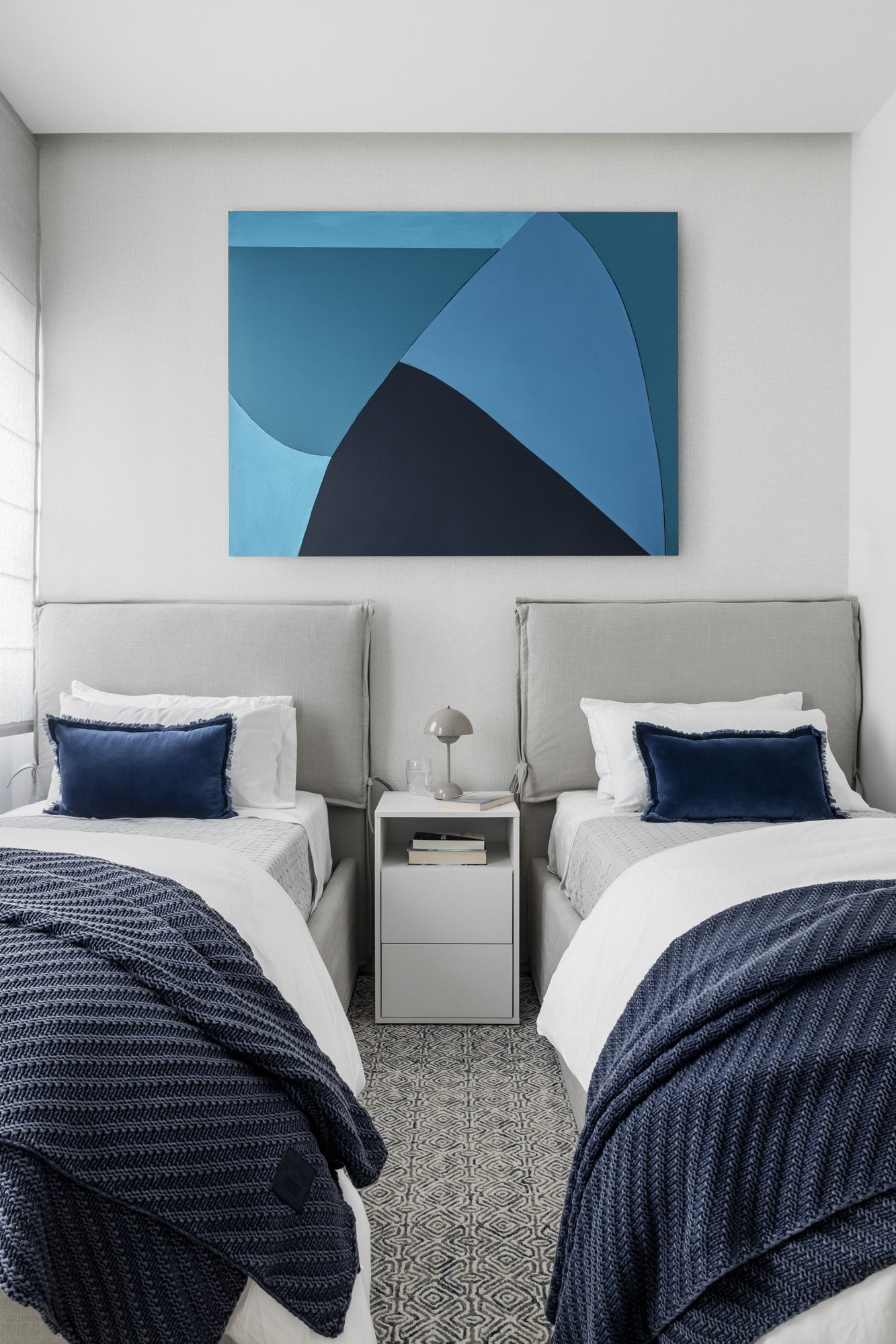 chambre blanche et bleue